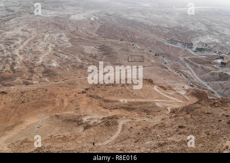 Luftaufnahme von den Ruinen des römischen Lagers B an der Festung Masada in der Arava Tal in Israel. Historischen Ruinen. Archäologische Ausgrabungen im des Stockfoto