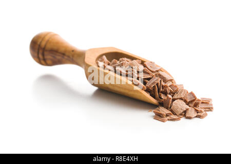 Zerkleinert dunkle Schokolade in Schaufel auf weißem Hintergrund. Stockfoto