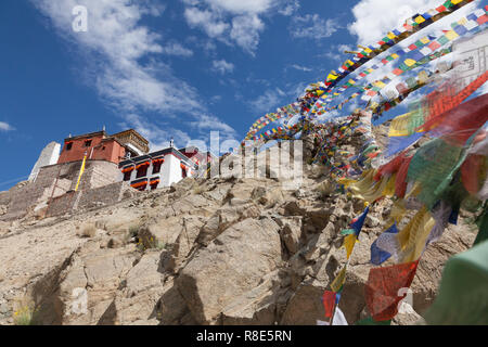 Bunte Gebetsfahnen, tsemo Maitreya Tempel, tsemo Goenkhang (protector Tempel) und Tsemo (Sieg) Fort, Leh, Ladakh, Jammu und Kaschmir, Indien Stockfoto