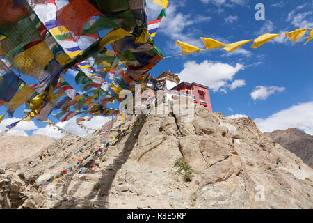 Bunte Gebetsfahnen und Hügel mit tsemo Maitreya Tempel, tsemo Goenkhang (protector Tempel) und Tsemo (Sieg) Fort, Leh, Ladakh, Indien Stockfoto