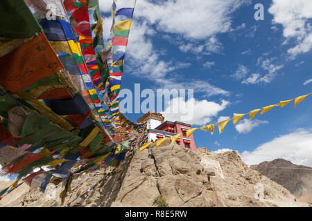 Bunte Gebetsfahnen und Hügel mit tsemo Maitreya Tempel, tsemo Goenkhang (protector Tempel) und Tsemo (Sieg) Fort, Leh, Ladakh, Indien Stockfoto