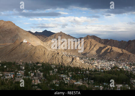 Leh und seine Umgebung aus der Gegend von Shanti Stupa, Ladakh, Jammu und Kaschmir, Indien Stockfoto