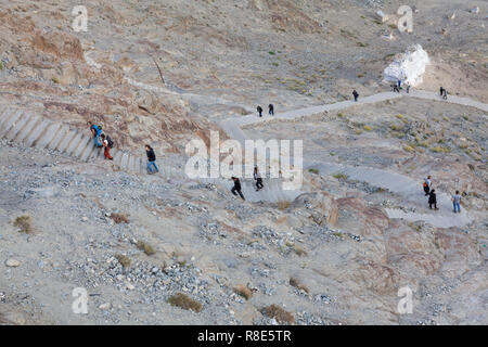 Die Leute auf der Treppe, die zu Shanti Stupa, Leh, Ladakh, Jammu und Kaschmir, Indien Stockfoto