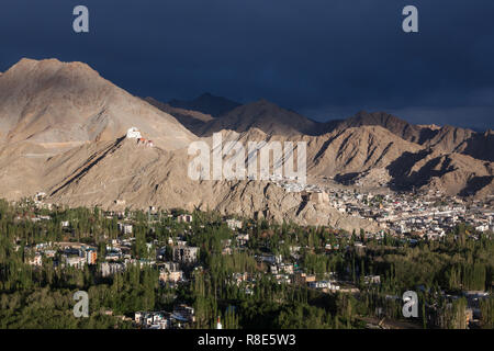 Leh und seine Umgebung aus der Gegend von Shanti Stupa, Ladakh, Jammu und Kaschmir, Indien Stockfoto