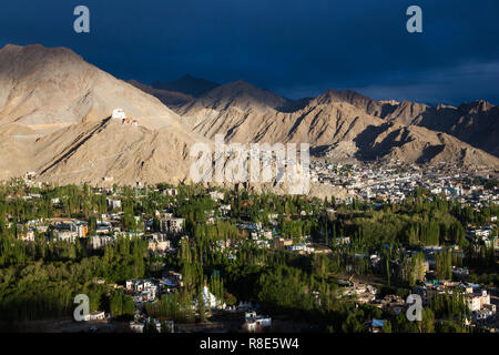 Atemberaubende Landschaft am Nachmittag von Leh und seine Umgebung aus der Gegend von Shanti Stupa, Ladakh, Jammu und Kaschmir, Indien Stockfoto