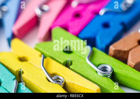 Ein Haufen Farbe Holz Wäscheklammern Stockfoto