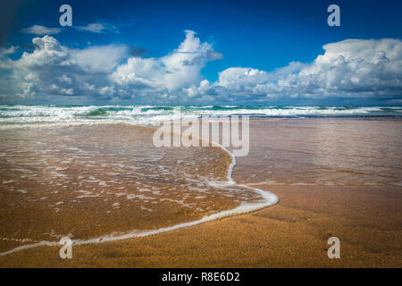 Spaziergang am Strand von Fanore, Burren, Co. Clare, Irland Stockfoto