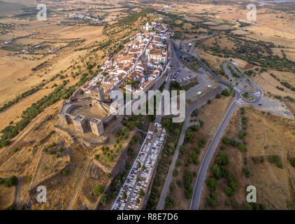 Monsaraz Portugal Luftaufnahme der ummauerten mittelalterlichen Dorf Stockfoto