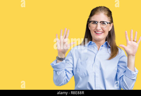 Schönen mittleren Alter reifen Business woman Brille über isolierte Hintergrund angezeigt und zeigen mit den Fingern Nummer zehn, während lächelnd conf Stockfoto