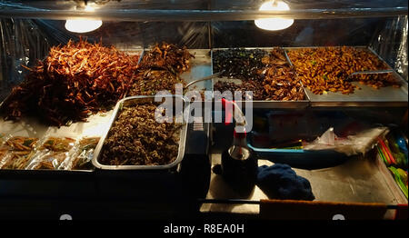 Thailändische Küche mit Spezialitäten zu einem Nachtmarkt, der in der Mitte von Bangkok. Stockfoto