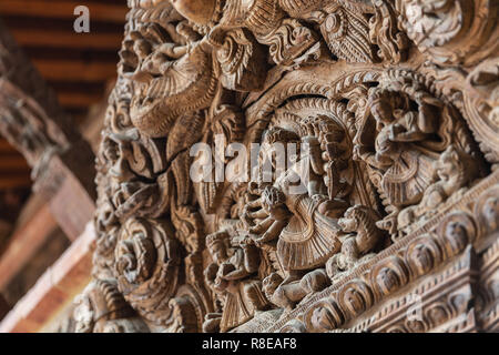 Hindu Holzschnitzerei über der Tür in Hanuman Dhoka Palast Komplex in Patan, Kathmandu, Nepal. Stockfoto