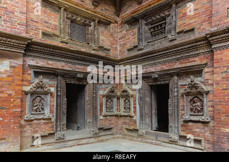 Türen und Fenster at Hanuman Dhoka Palast Komplex in Patan, Kathmandu, Nepal. Stockfoto