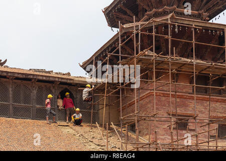 Bau Gerüste und Renovierung der Erdbebenschäden an Hanuman Dhoka Palast Komplex in Patan, Kathmandu, Nepal. Stockfoto