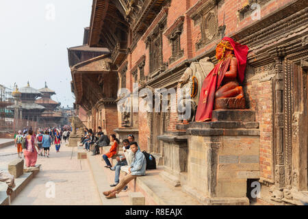Blick auf die Straße von Hanuman Statue außerhalb von Hanuman Dhoka Palast Komplex in Patan, Kathmandu, Nepal Stockfoto