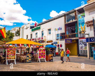 Albufeira, Algarve, Portugal, 30. Juni 2012. Marktstände auf den Straßen von Albufeira im Sommer Stockfoto