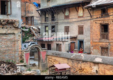 Lokale Frau sitzt auf der Veranda mit ihren Freunden in Patan, Kathmandu, Nepal. Stockfoto