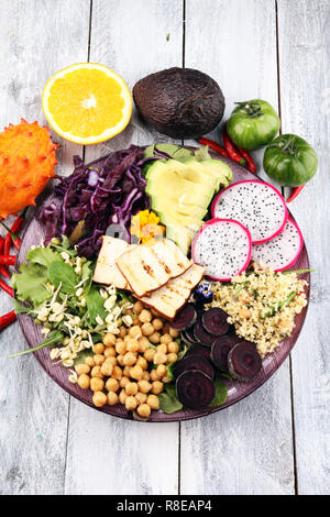 Gegrillter Tofu und Drachenfrucht buddha Schüssel mit Gemüse- und Humus. Stockfoto