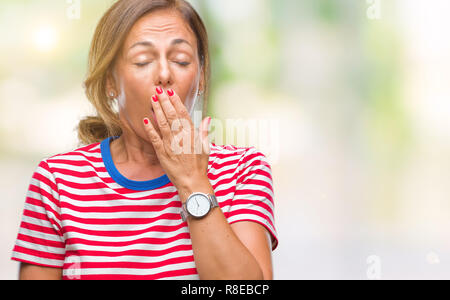 Mittleres Alter senior Hispanic Frau über isolierte Hintergrund Gähnen müde über den Mund mit der Hand gebohrt. Rastlos und Schläfrigkeit. Stockfoto