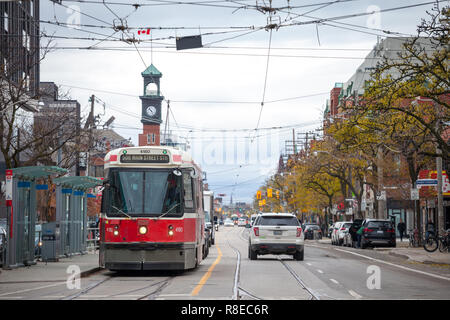 TORONTO, KANADA - 13. NOVEMBER 2018: altes Toronto Straßenbahn auf einer Straßenbahn auf College Street, Toronto, Ontario. Es ist eines der Symbole der öffentlichen Stockfoto