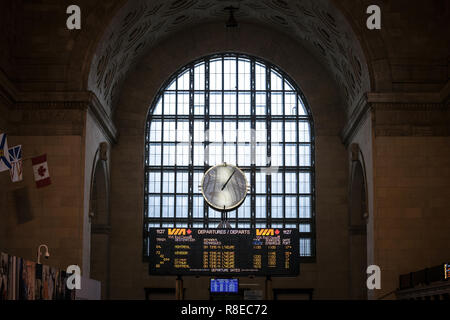 TORONTO, KANADA - 13. NOVEMBER 2018: Toronto Main Hall mit Ihren Abflug und Ankunft. Es ist der Hauptbahnhof für Via Rail in Ontario Stockfoto