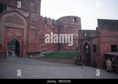 Pracht der Innenraum des Agra Fort, auch als das Rote Fort von roten Steinen und einem mughal Architektur bewundern und die mughal Dynasty Residence Stockfoto