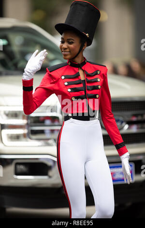Houston, Texas, USA - 22. November 2018 Der H-E-B Thanksgiving Day Parade, Junge afrikanische amerikanische Frau verkleiden sich als Nussknacker, lächelt und winkt Stockfoto