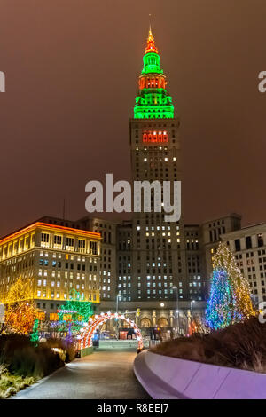 Weihnachtsbeleuchtung, Festliche Dekorationen Und Eine Eisbahn Das Central  Plaza In Der Innenstadt Von Cleveland Zu Leben Auf Einer Kalten Winternacht  Stockfotografie - Alamy