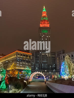 Weihnachtsbeleuchtung, Festliche Dekorationen Und Eine Eisbahn Das Central  Plaza In Der Innenstadt Von Cleveland Zu Leben Auf Einer Kalten Winternacht  Stockfotografie - Alamy