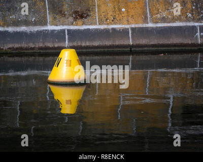 Gelbe Boje schwimmende In einem Kanal in Berlin, Deutschland Stockfoto