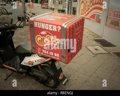 BERLIN, DEUTSCHLAND - 16. JULI 2018: Motorrad mit Lieferung Box von Call A Pizza essen Lieferservice in Berlin, Deutschland Stockfoto