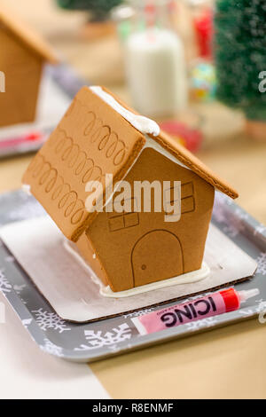 Nahaufnahme der Lebkuchenhäuser auf Kinder Handwerk Weihnachtsfeier. Stockfoto