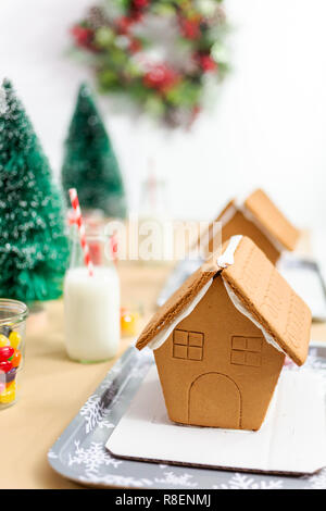 Kinder Partei kleine Lebkuchenhäuser mit Bonbons zu verzieren. Stockfoto