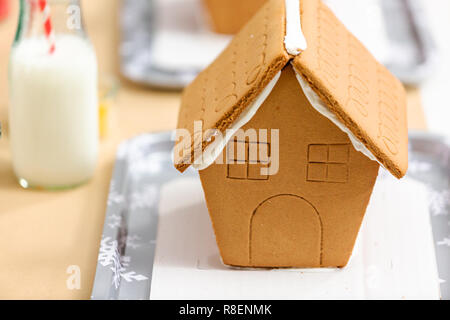 Nahaufnahme der Lebkuchenhäuser auf Kinder Handwerk Weihnachtsfeier. Stockfoto