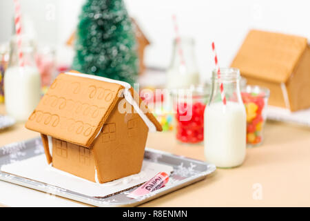 Kinder Partei kleine Lebkuchenhäuser mit Bonbons zu verzieren. Stockfoto