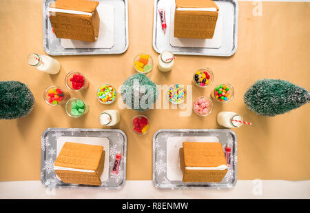 Kinder Partei kleine Lebkuchenhäuser mit Bonbons zu verzieren. Stockfoto
