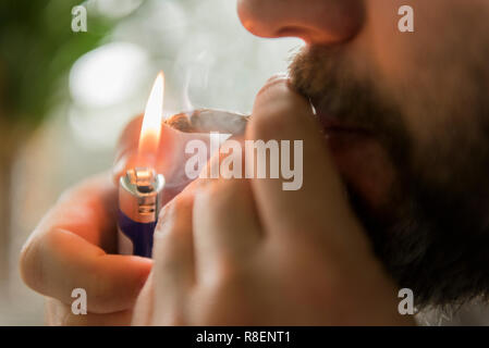 Mann Beleuchtung Marihuana gemeinsame Stockfoto