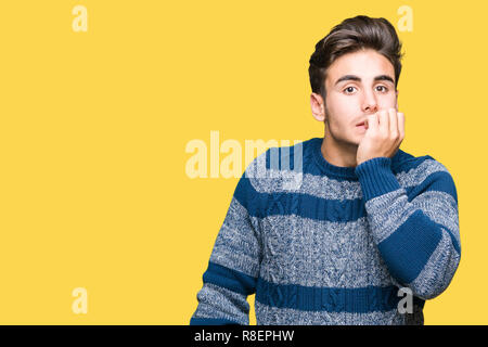 Jungen gutaussehenden Mann über isolierte Hintergrund gestresst und nervös mit den Händen auf den Mund Beißen Nägel. Angst problem. Stockfoto