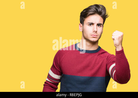 Jungen gutaussehenden Mann über isolierte Hintergrund verärgert und wütend die Faust frustriert und wütend, während Schreien vor Wut. Wut und aggressives Konzept. Stockfoto