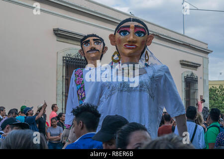 Riesige männliche und weibliche Puppen Hochzeit Braut und Bräutigam zu imitieren, auf Parade in den Straßen von Oaxaca, Mexiko Stockfoto