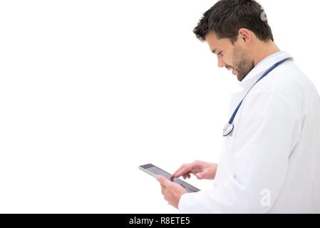 Junge männliche Arzt mit digitalen Tablet. Stockfoto