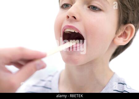 Junge mit Mund offen und zungenspatel. Stockfoto