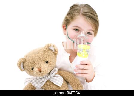 Junges Mädchen mit vernebler Holding Teddybär. Stockfoto