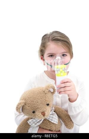 Junges Mädchen mit vernebler Holding Teddybär. Stockfoto