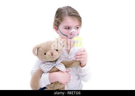 Junges Mädchen mit vernebler Holding Teddybär. Stockfoto