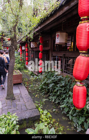 Große rote Laternen verzieren Gebäude im alten Jinli Stree, Chengdu, China Stockfoto