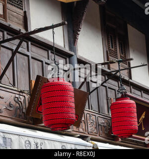 Große rote Laternen verzieren Gebäude im alten Jinli Stree, Chengdu, China Stockfoto