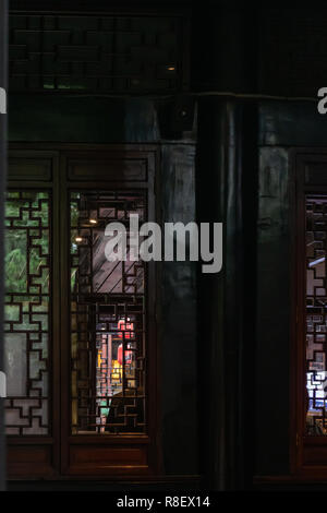 Blick durch die aus Holz geschnitzten Fensterläden in Jinli alte Stree, Chengdu, China Stockfoto