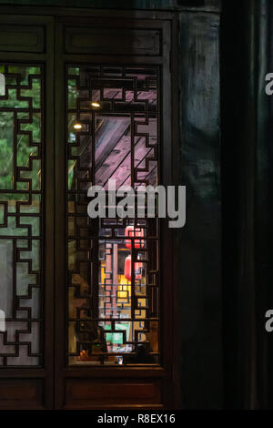Blick durch die aus Holz geschnitzten Fensterläden in Jinli alte Stree, Chengdu, China Stockfoto