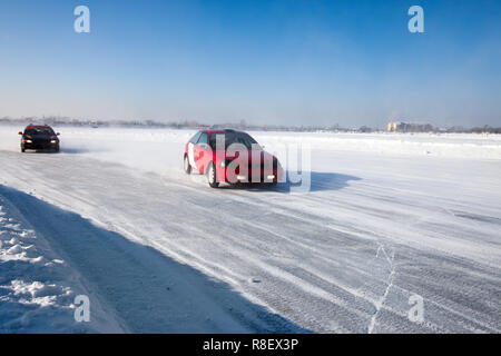 Auto Ice Racing auf dem zugefrorenen See Stockfoto