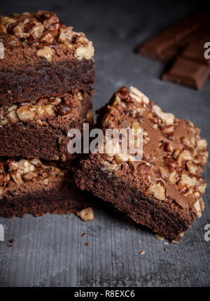Mit süßen Kuchen Brownies mit Walnüssen auf einem rustikalen Holztisch dekoriert Stapel Stockfoto
